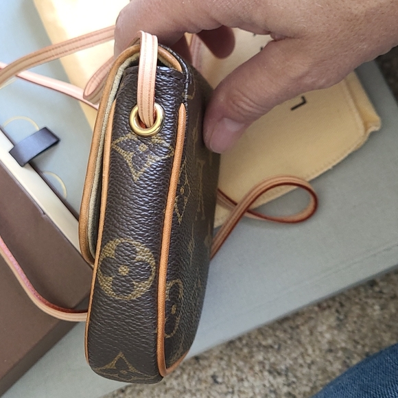 Louis Vuitton Cancun Mini Crossbody - Picture 4 of 11